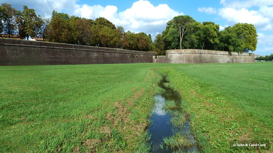 P1030133 Lucca Walls.JPG